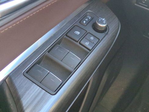 Used 2021 Toyota Venza Limited image 25