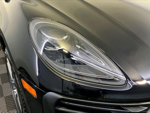 Used 2025 Porsche Macan image 12