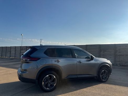 Used 2024 Nissan Rogue SV w/ SV Premium Package FWD image 19