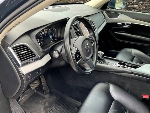 Used 2021 Volvo XC90 T5 Momentum w/ Protection Package Premier image 11
