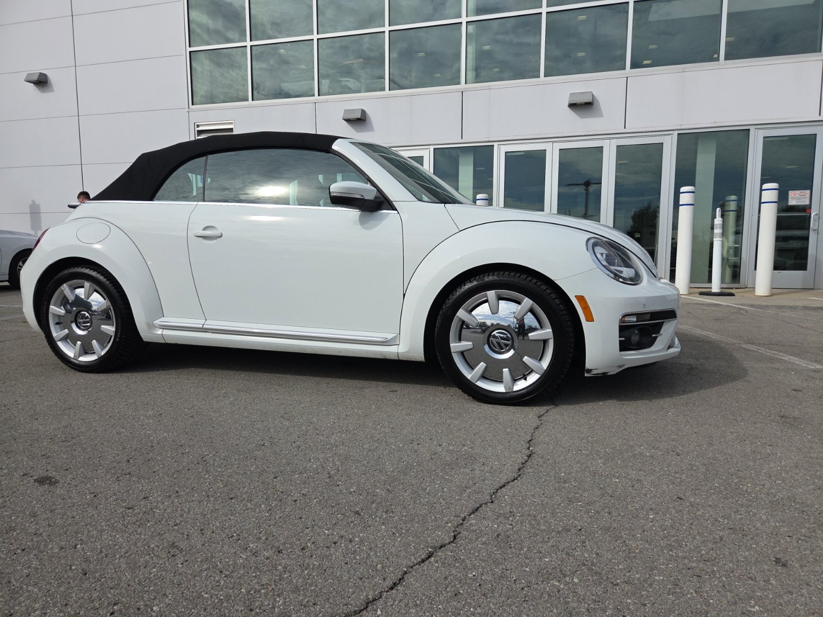 Used 2019 Volkswagen Beetle 2.0T SE FWD image 3