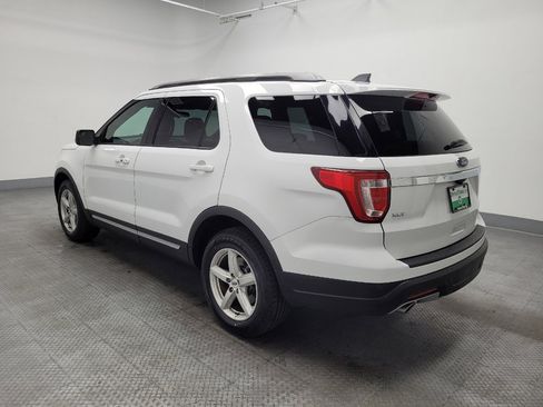Used 2018 Ford Explorer XLT image 3
