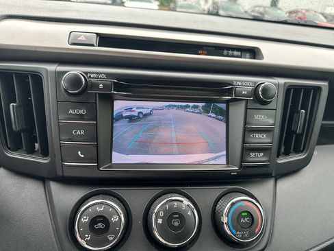 Used 2018 Toyota RAV4 LE FWD image 13