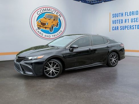 Used 2022 Toyota Camry SE FWD image 2