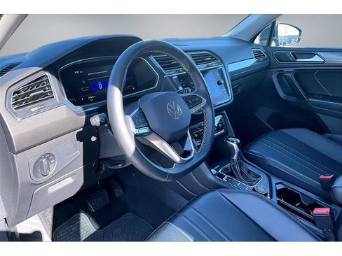 Used 2022 Volkswagen Tiguan SE AWD/4WD image 16