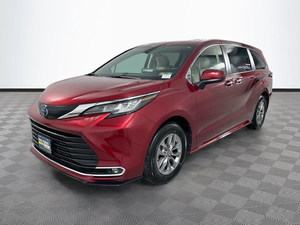Certified 2023 Toyota Sienna XLE AWD/4WD image 3