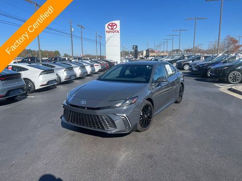 Used 2025 Toyota Camry SE image 1