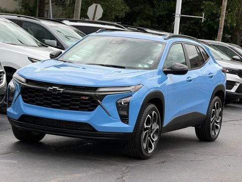 Used 2024 Chevrolet Trax RS w/ Sunroof Package FWD image 3