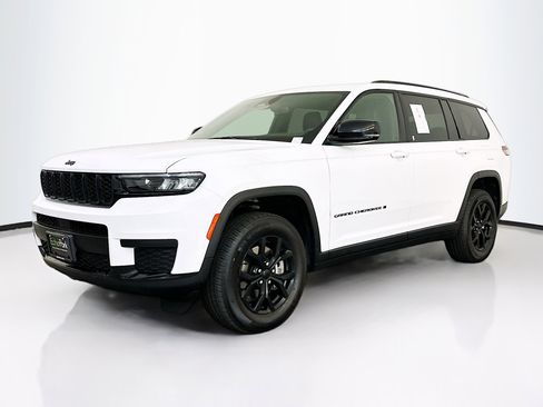 Used 2024 Jeep Grand Cherokee L Laredo image 3