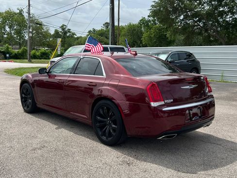 Used 2018 Chrysler 300 Touring w/ Chrome Appearance Package RWD image 8