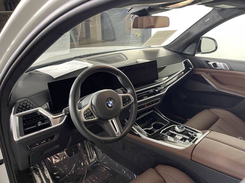 Used 2025 BMW X7 M60i image 11