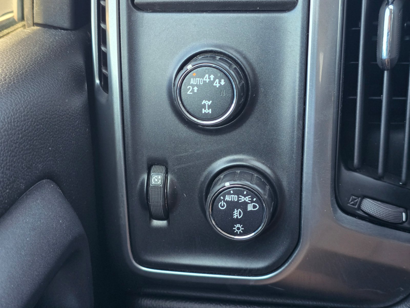 Used 2017 Chevrolet Silverado 1500 LT w/ LT Convenience Package AWD/4WD image 24