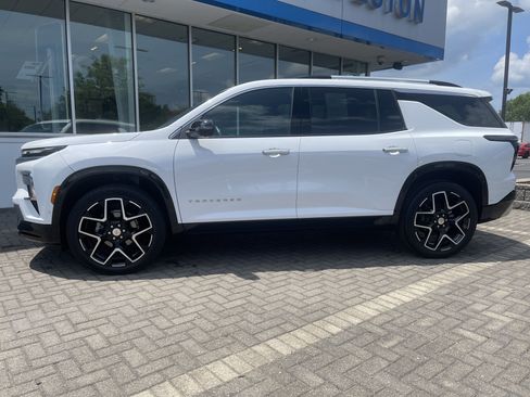 Used 2024 Chevrolet Traverse RS image 2