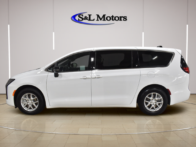 New 2027 Chrysler Pacifica Select FWD image 4