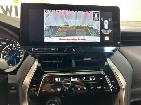 Used 2024 Toyota Venza XLE image 28