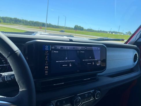 Used 2025 Jeep Wrangler Sahara image 24