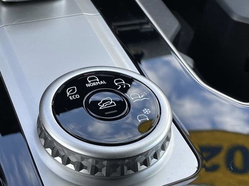 Used 2025 Mitsubishi Outlander SE image 29