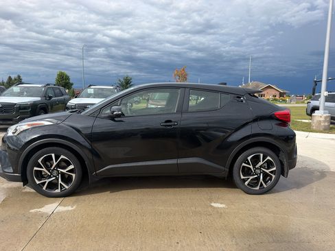 Used 2019 Toyota C-HR XLE FWD image 2