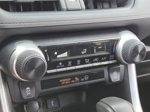 Used 2020 Toyota RAV4 LE w/ All Weather Liner Package AWD/4WD image 20