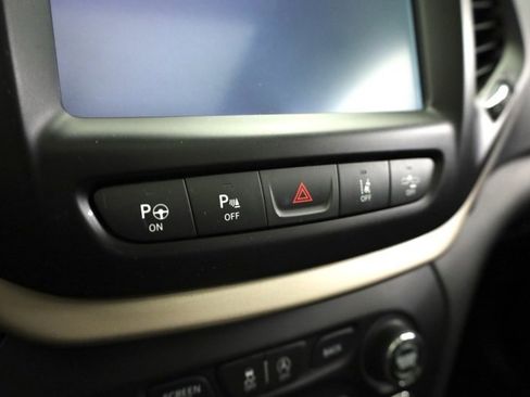 Used 2018 Jeep Cherokee Limited w/ Technology Group image 22