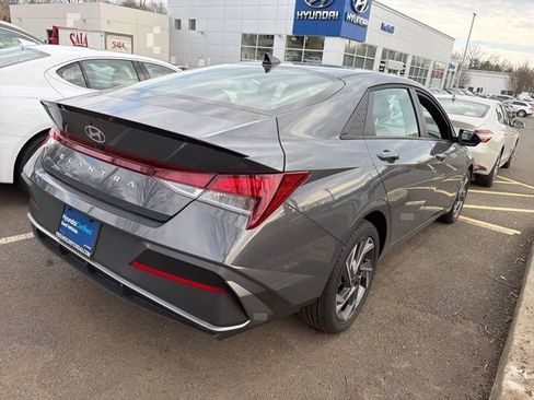 Used 2025 Hyundai Elantra Sport image 3