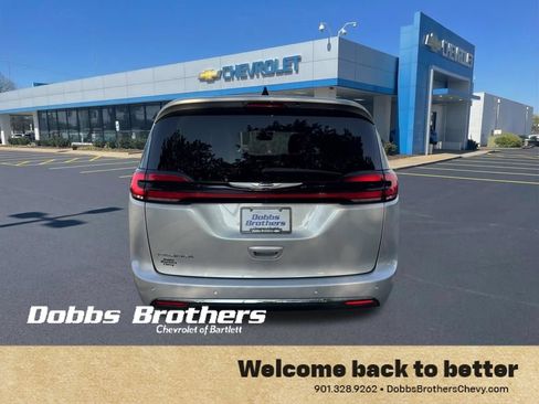 Used 2024 Chrysler Pacifica Touring-L FWD image 7