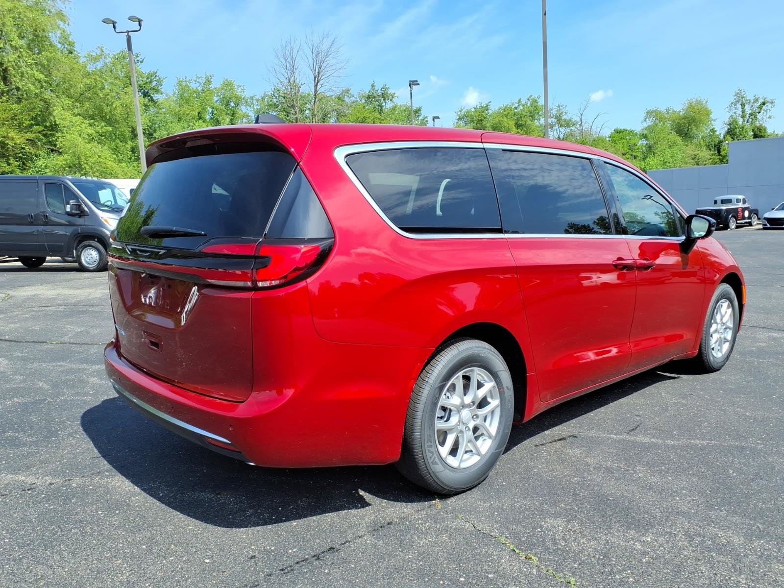 New 2027 Chrysler Pacifica Select FWD image 7