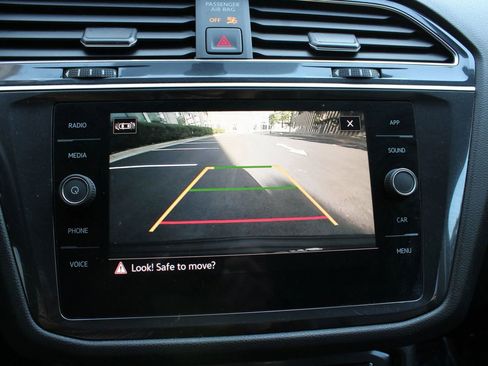 Used 2021 Volkswagen Tiguan SE image 45