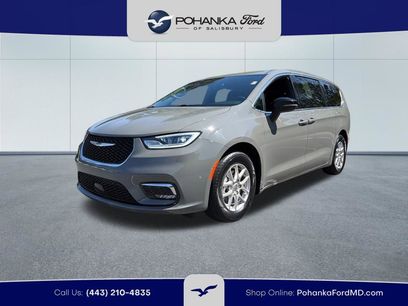 Used 2025 Chrysler Pacifica Select