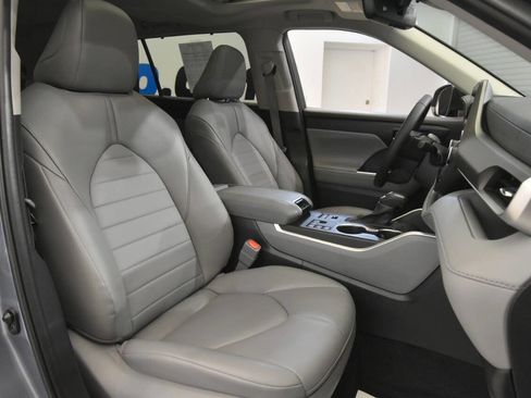 Used 2024 Toyota Highlander XLE image 21