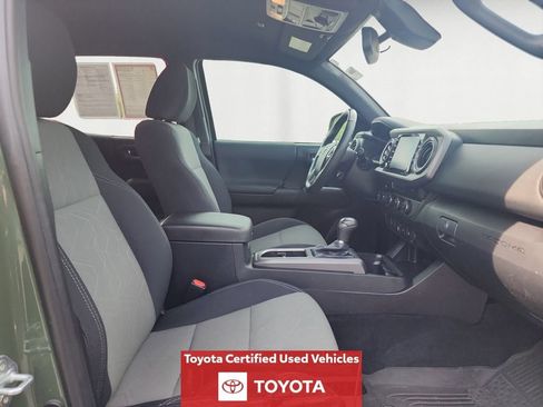 Certified 2022 Toyota Tacoma TRD Off-Road AWD/4WD image 17