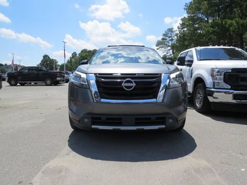 Used 2022 Nissan Pathfinder SL w/ SL Premium Package FWD image 5