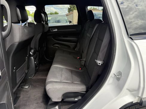 Used 2018 Jeep Grand Cherokee Laredo image 12