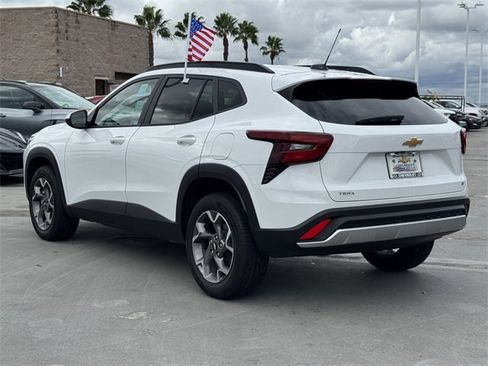 Certified 2025 Chevrolet Trax LT image 2