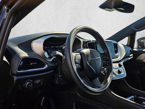 Used 2021 Chrysler Pacifica Limited w/ Uconnect Theater Family Group image 11