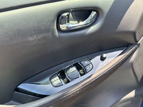 Used 2020 Nissan Leaf SV w/ SV Technology Package FWD image 18