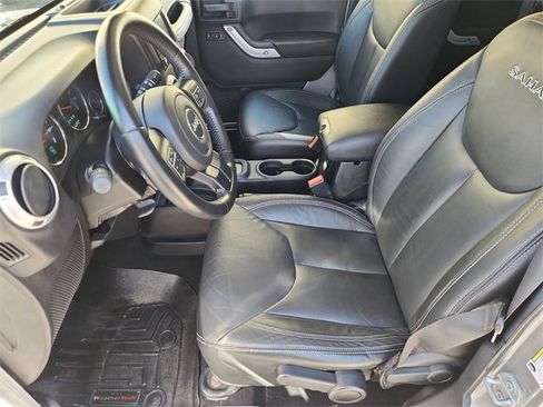 Used 2017 Jeep Wrangler Unlimited Sahara w/ Connectivity Group image 17