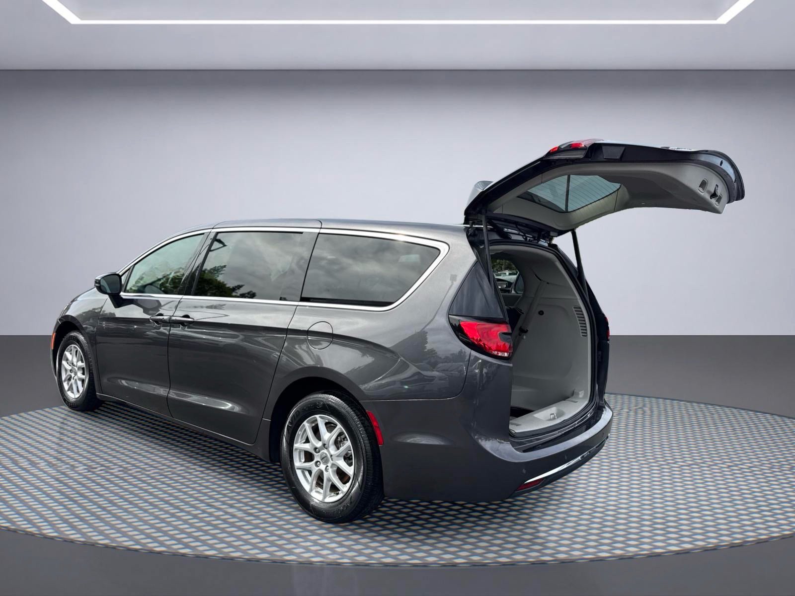 Used 2023 Chrysler Pacifica Touring-L FWD image 7