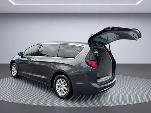 Used 2023 Chrysler Pacifica Touring-L FWD image 7