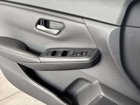 Used 2025 Nissan Sentra SV FWD image 18