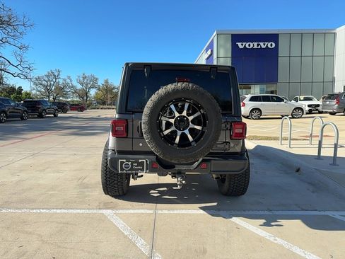 Used 2018 Jeep Wrangler Unlimited Sahara image 5