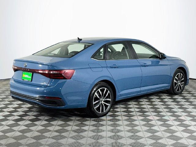 Used 2025 Volkswagen Jetta SE FWD image 8