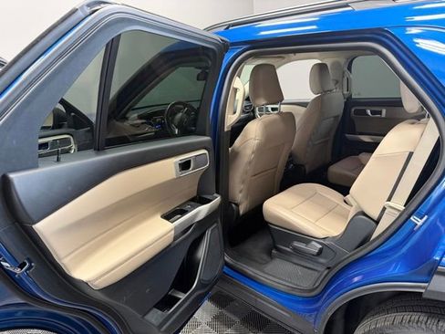 Used 2022 Ford Explorer XLT w/ Equipment Group 202A AWD/4WD image 17