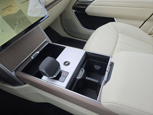 New 2026 Land Rover Range Rover Long Wheelbase SE image 26