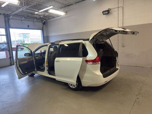 Used 2014 Toyota Sienna Limited w/ Limited Premium Package FWD image 12