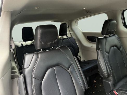 Used 2024 Chrysler Pacifica Touring-L FWD image 13