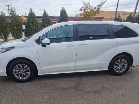 Used 2023 Toyota Sienna LE image 4