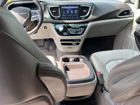 Used 2019 Chrysler Pacifica Touring-L w/ Advanced Safetytec Group FWD image 15