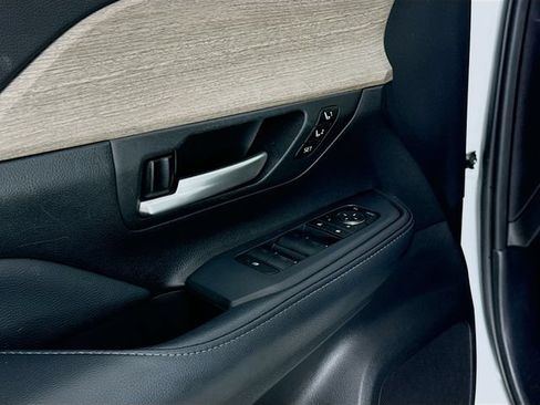 Used 2025 Toyota Grand Highlander AWD image 18