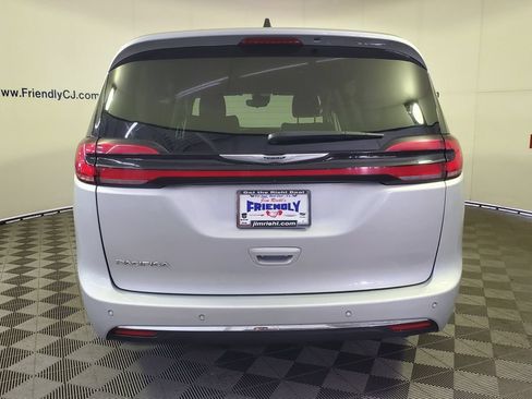 Used 2023 Chrysler Pacifica Touring-L FWD image 27